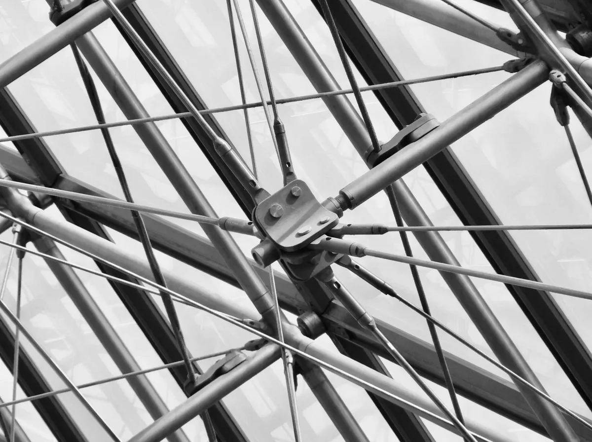 Central steel connection supporting a glass architectural structure